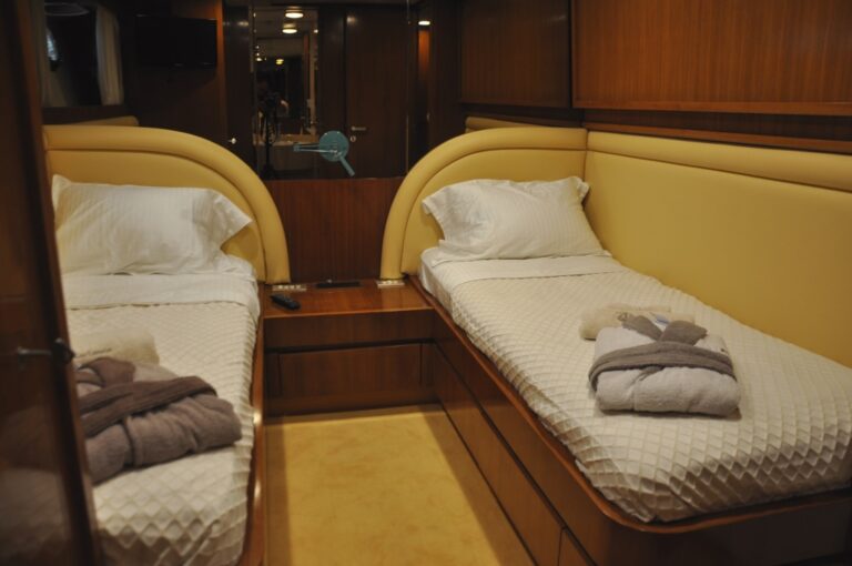 Motor yacht BON VIVEUR - Twin Cabin