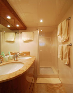 Motor yacht BONITO - Bathroom