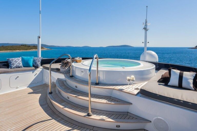Motor yacht BRAZIL - Jacuzzi