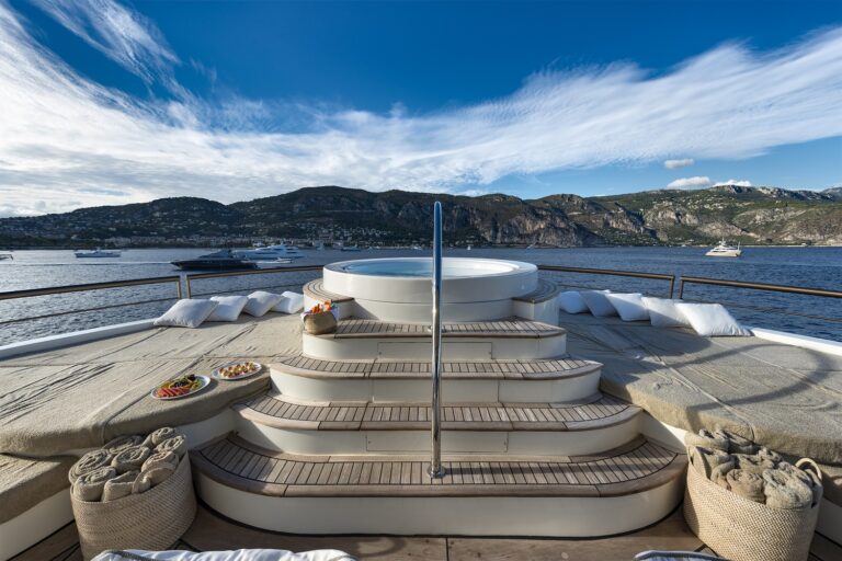 Motor yacht CHAKRA - Sundeck jacuzzi