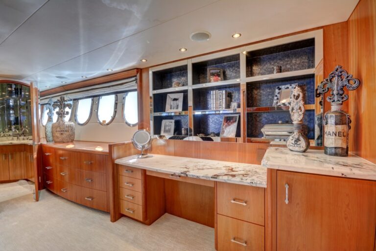 Motor yacht CRESCENDO - Master vanity