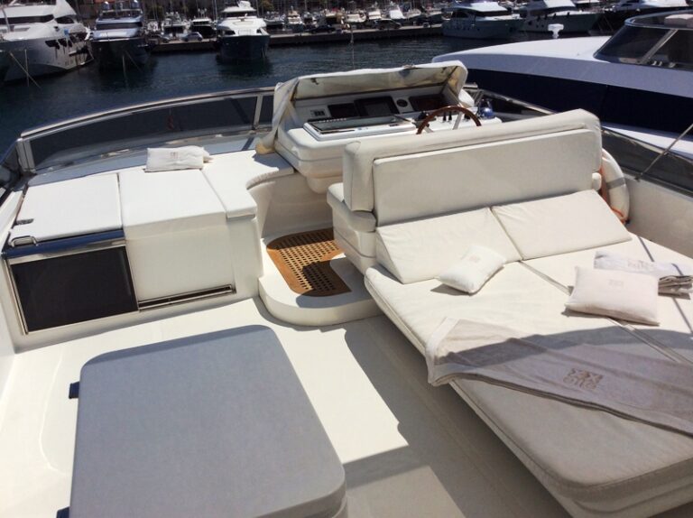 Motor yacht DOUBLE XELLE - Flybridge lounging