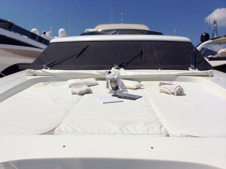 Motor yacht DOUBLE XELLE - Foredeck