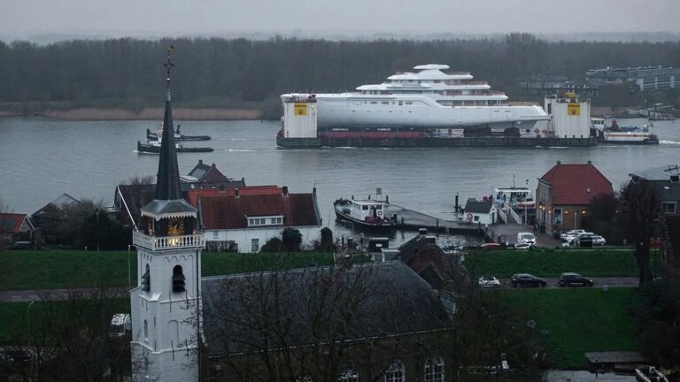 Motor Yacht FEADSHIP PROJECT 715 On The Move