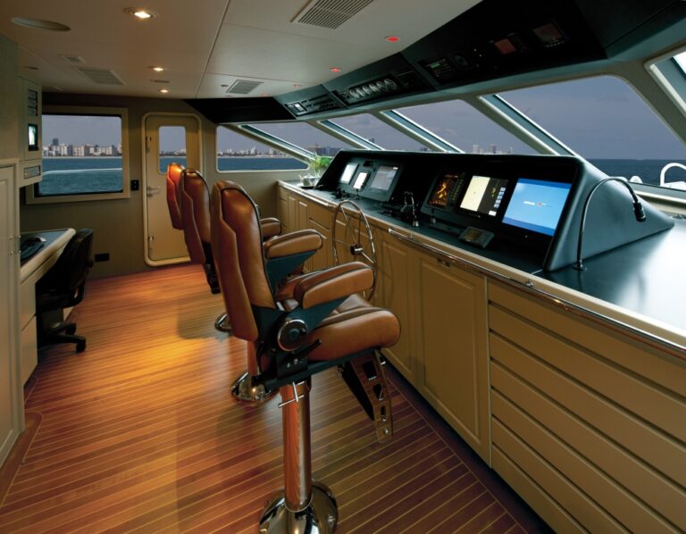 Motor yacht FIRST DRAW - Pilothouse