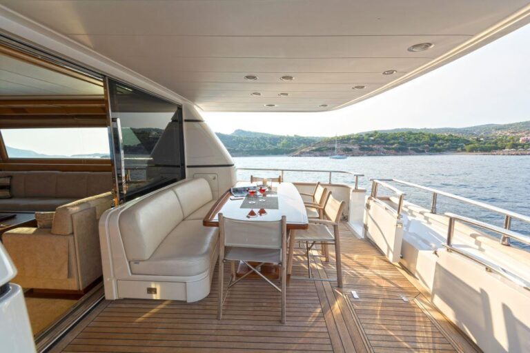 Motor yacht FOS - Aft deck
