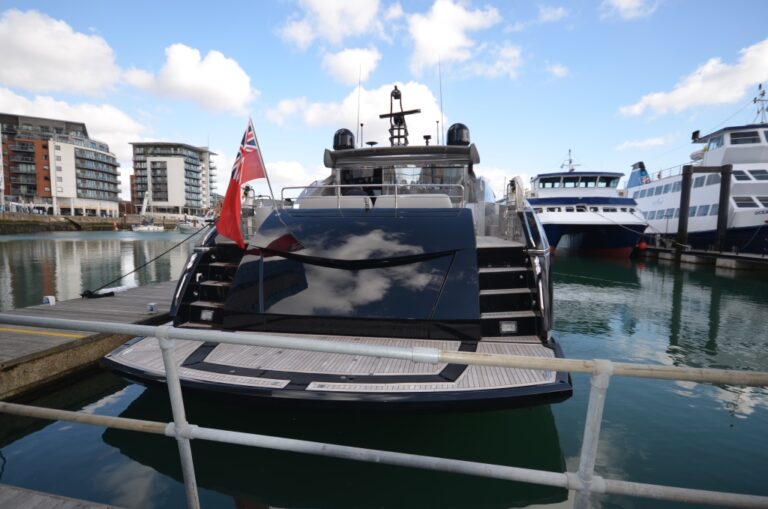 Motor yacht HOOLIGAN - Stern to