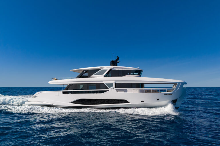 Motor Yacht INFYNITO 90 Sistership To LOVE