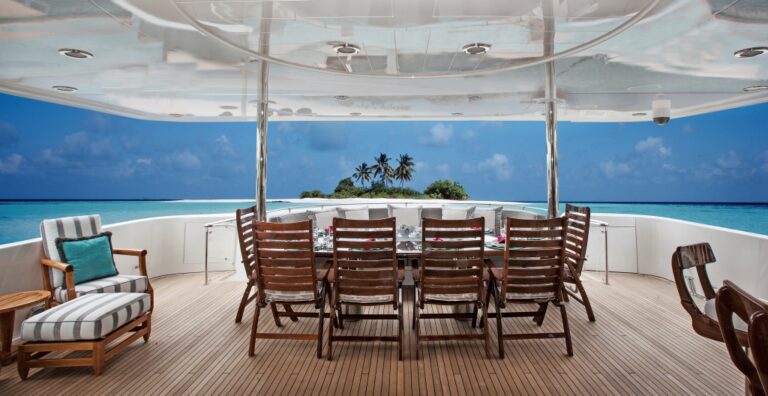 Motor yacht KEMOSBE - Aft deck alfresco dining