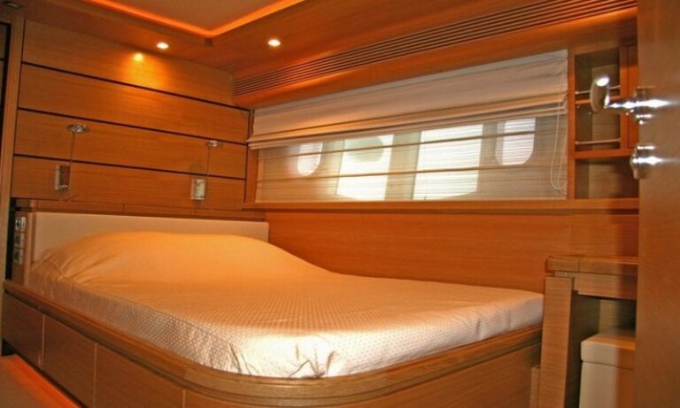 Motor yacht LADY CHATTERLEY -  Double Cabin