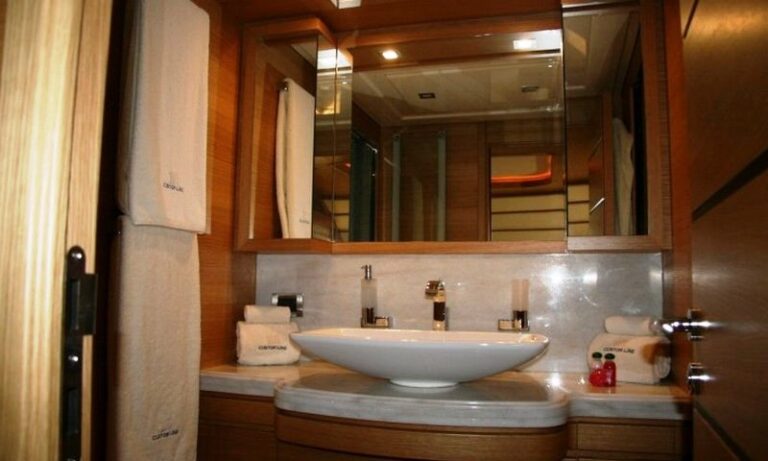 Motor yacht LADY CHATTERLEY -  Master Bathroom