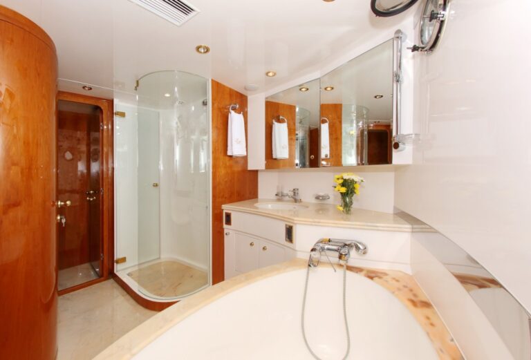 Motor yacht LADY MARCELLE - Master Bath 2