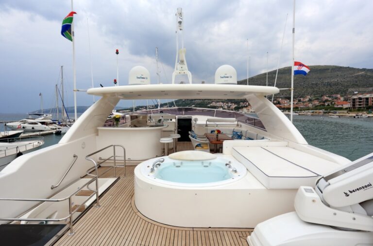 Motor yacht LADY MARCELLE - Sundeck Jacuzzi