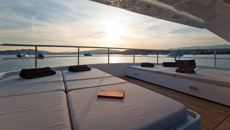 Motor yacht LEILA LINA -  Sunpads
