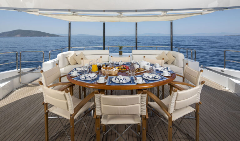 Motor yacht L'EQUINOX -  Aft deck dining