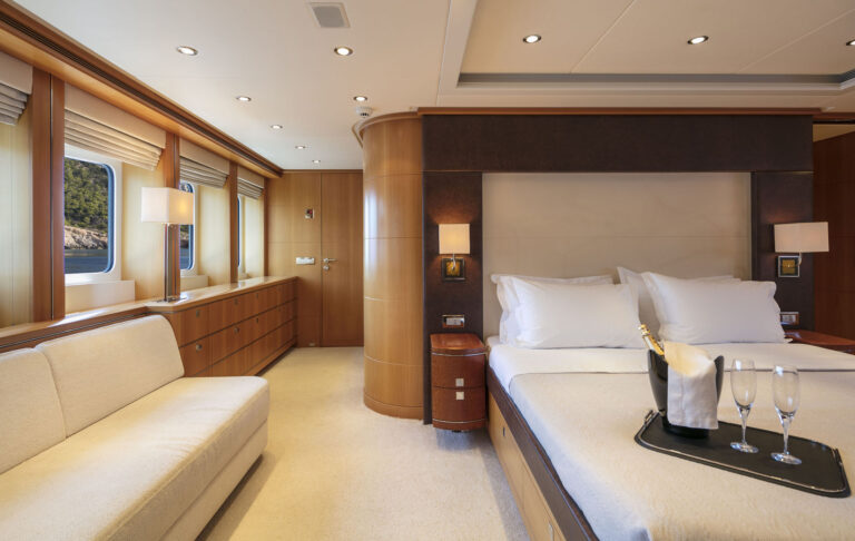 Motor yacht L'EQUINOX -  Master stateroom