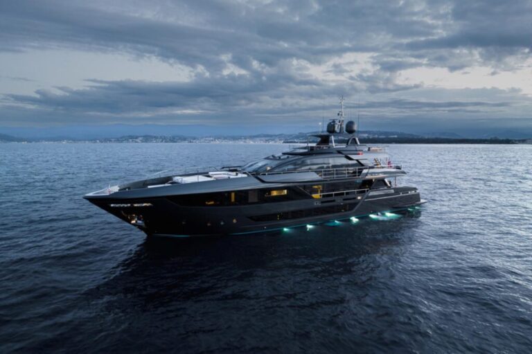 Motor Yacht Lady First