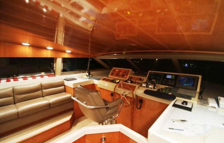 Motor yacht MERCEDES - Wheelhouse