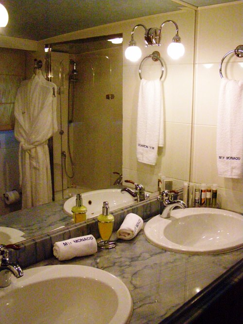 Motor yacht MONACO -  Bathroom