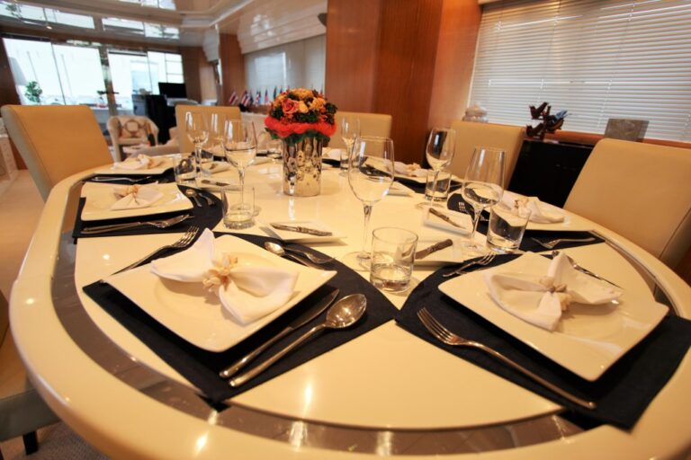 Motor yacht MOONDANCE - Dining Table