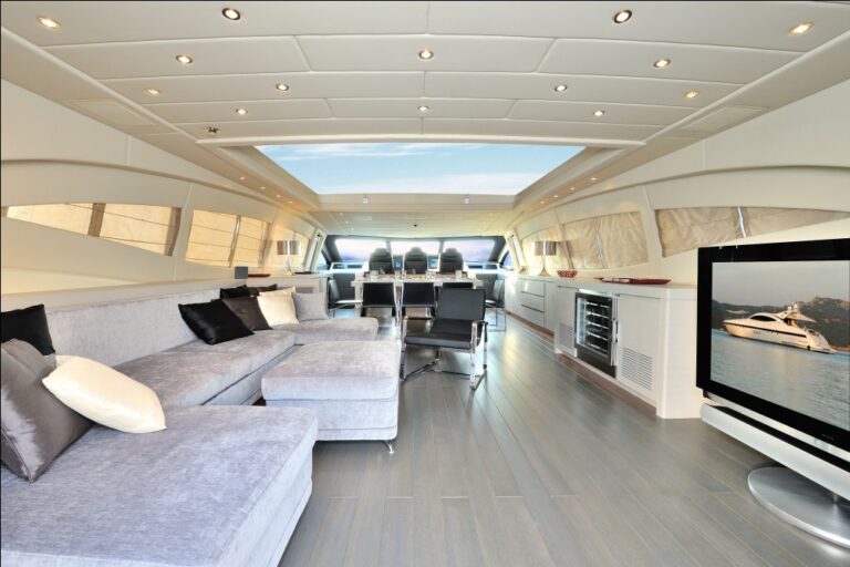 Motor yacht MOSKING - Saloon Main Deck with open top