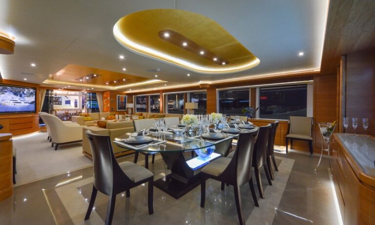 Motor yacht Majesty 135 - Dining