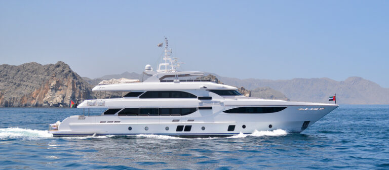 Motor yacht Majesty 135 running