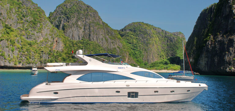 Motor yacht Majesty 88 - side view