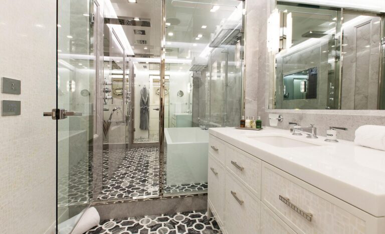 Motor yacht Moonraker - Bathroom