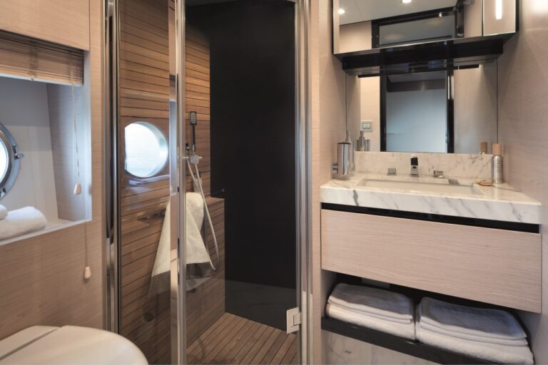 Motor yacht NORTH STAR - Guest Bath