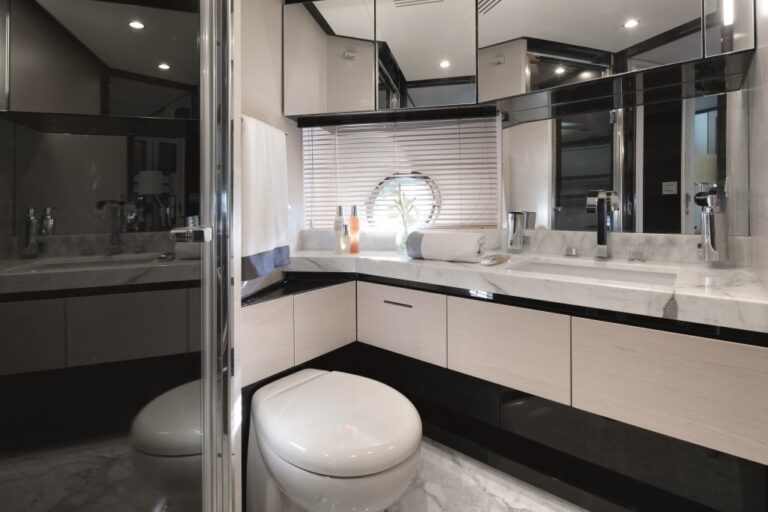 Motor yacht NORTH STAR - Master Bath
