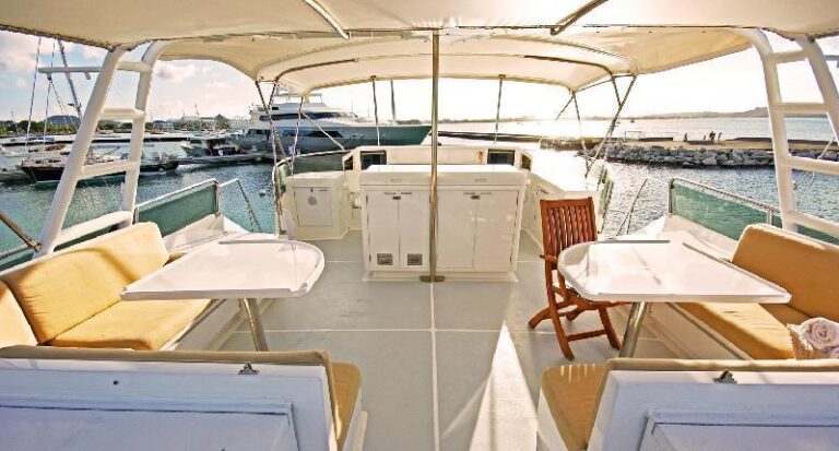 Motor yacht PIXEL -  Flybridge Dining area
