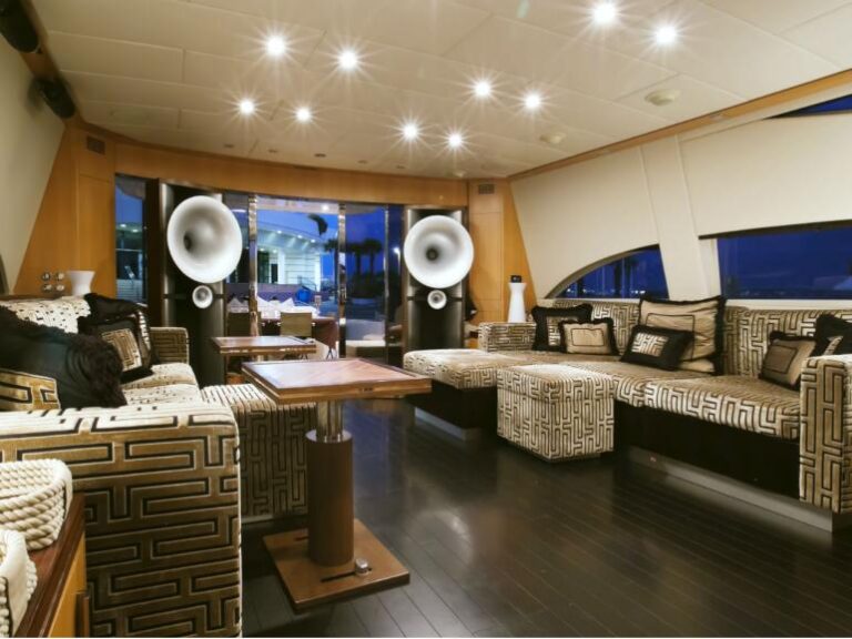Motor yacht PLAN B - Salon looking aft