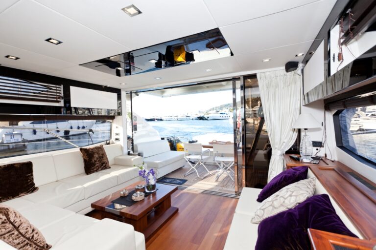 Motor yacht PULSAR - Salon looking Aft