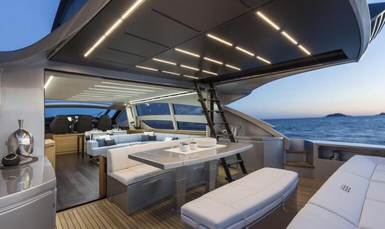 Motor yacht Pershing 82 - Exterior-001