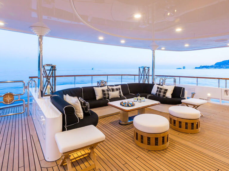Motor yacht QM OF LONDON - aft deck