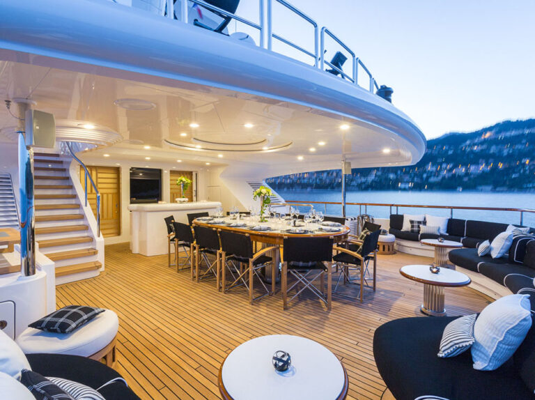 Motor yacht QM OF LONDON - bridgedeck aft