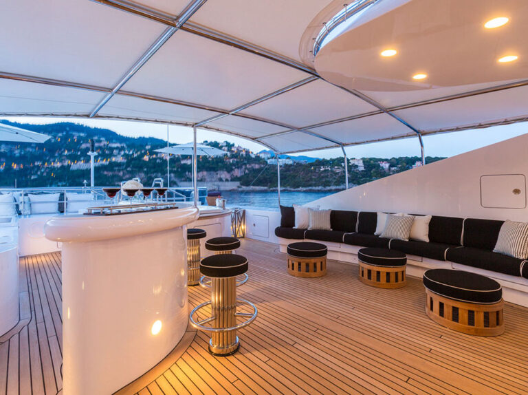 Motor yacht QM OF LONDON - sundeck bar
