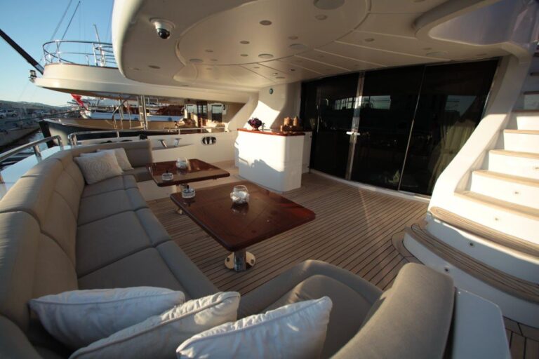 Motor yacht QUEST R - Aft deck Seating