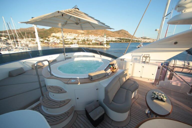 Motor yacht QUEST R - Sundeck Jacuzzi