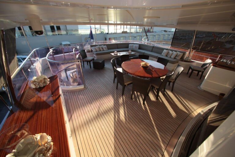Motor yacht QUEST R - UPPER DECK aft
