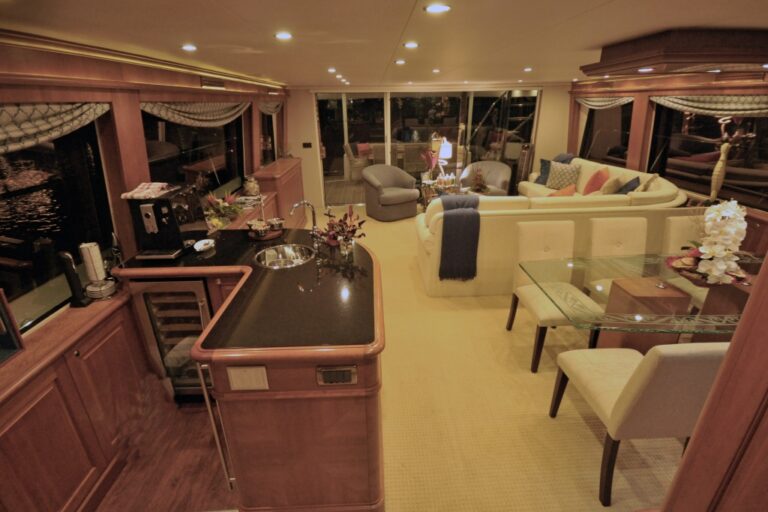 Motor yacht REFLECTIONS - Salon