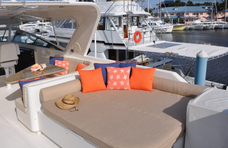 Motor yacht REFLECTIONS - Sundeck Sunpad