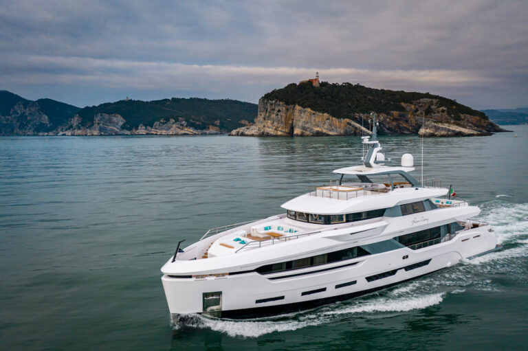Motor Yacht RUN AWAY