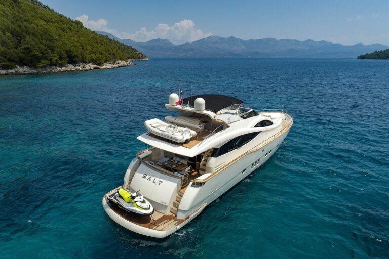 Motor Yacht SALT - Stern View