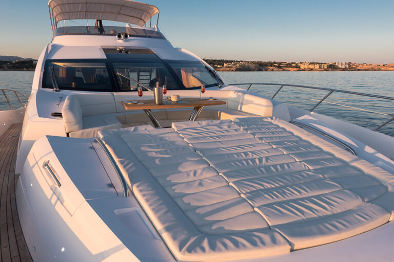 Motor yacht SEAWATER - Foredeck