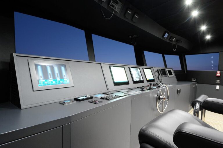 Motor yacht SERENITAS - Bridge