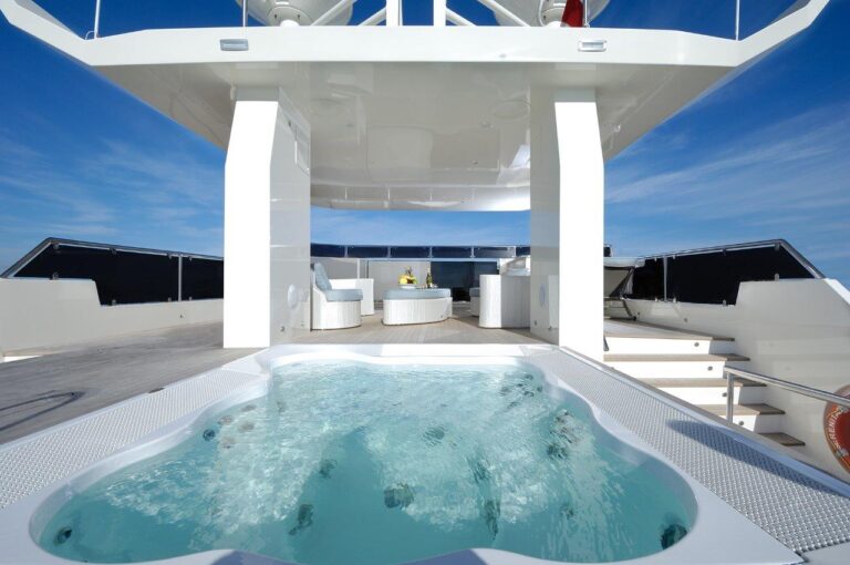Motor yacht SERENITAS - Flybridge jacuzzi