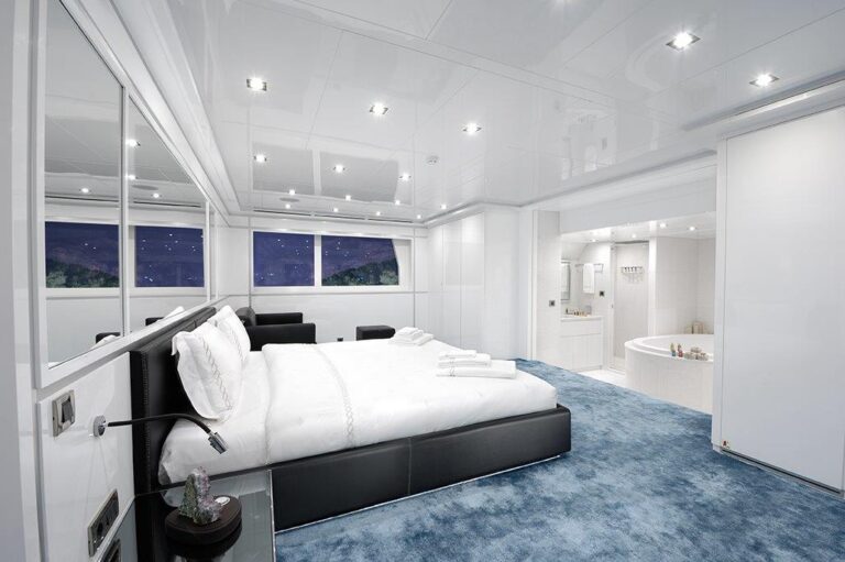 Motor yacht SERENITAS - Master cabin