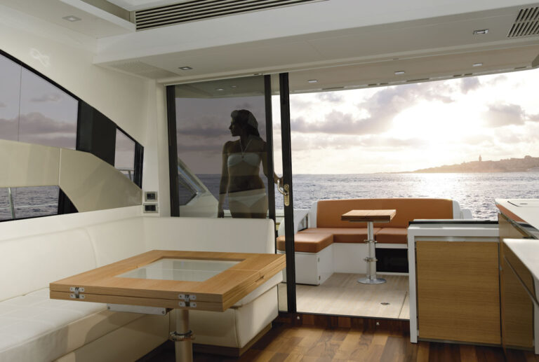 Motor yacht SERENITY - Salon looking aft